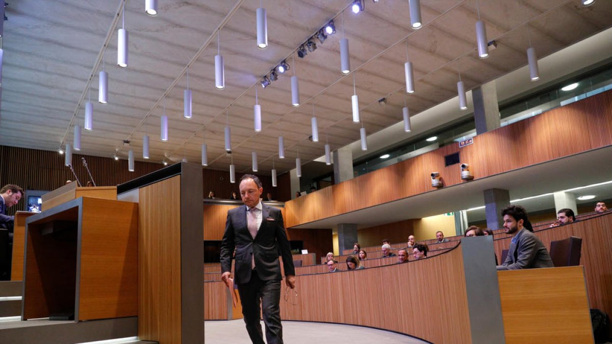 Xavier Espot, camí del faristol del Consell General.