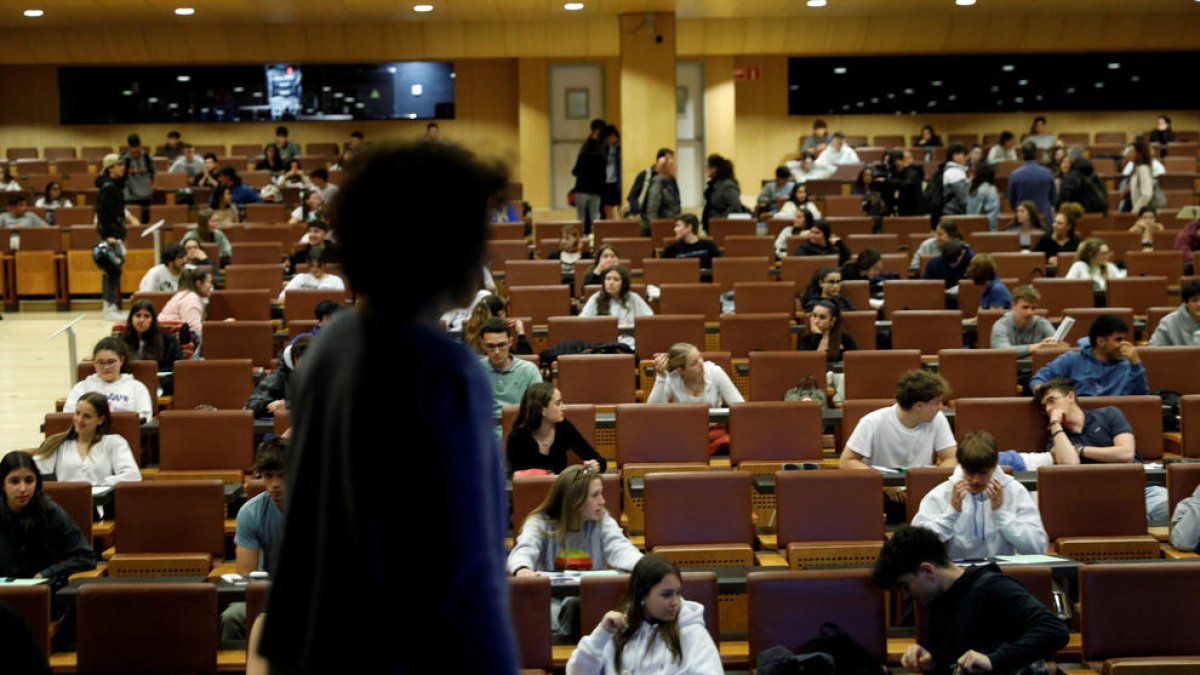 Alumnes realitzant un dels exàmens de la POB.