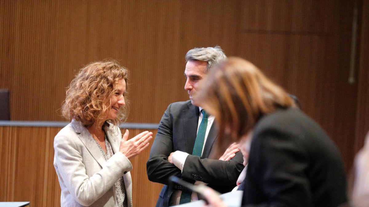 Sílvia Calvó i César Marquina abans de l'inici de la sessió de control al Govern d'ahir.