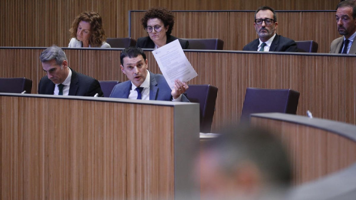 El ministre Jordi Gallardo responent al Consell les preguntes de Pere López sobre l'heliport