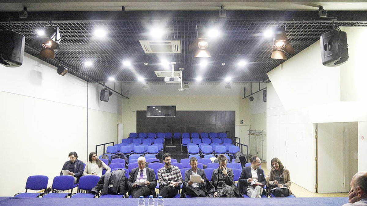 Els representants sindicals amb els caps de llista.