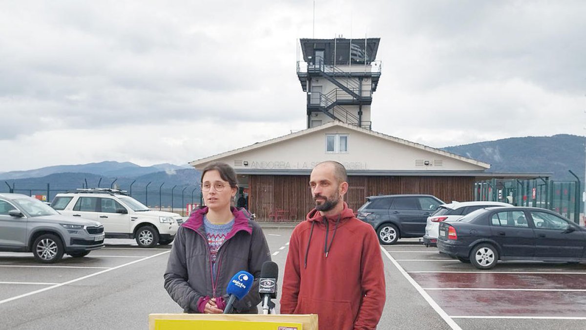 Valls i Quingles a l'aeroport, ahir.
