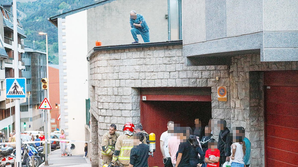 Els bombers i un grup de veïns.