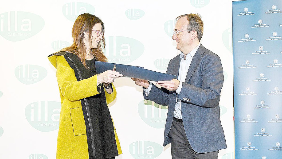 Sílvia Riva i Josep Segura durant la signatura del conveni.