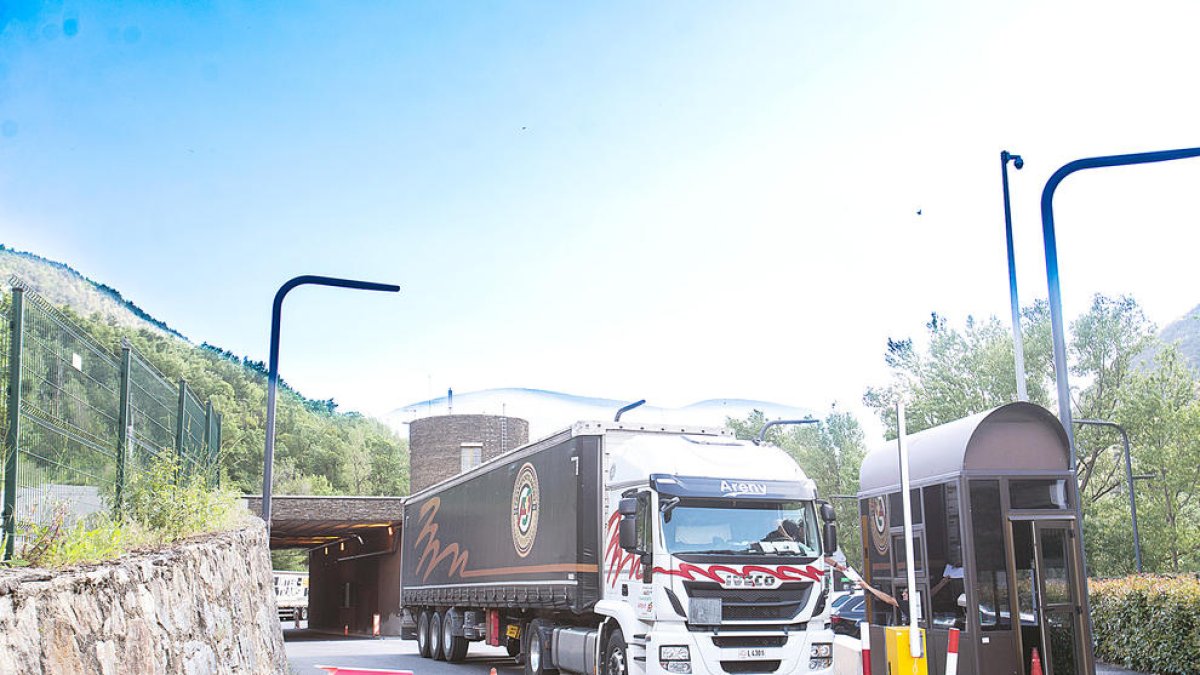 Un camió a la duana del riu Runer.