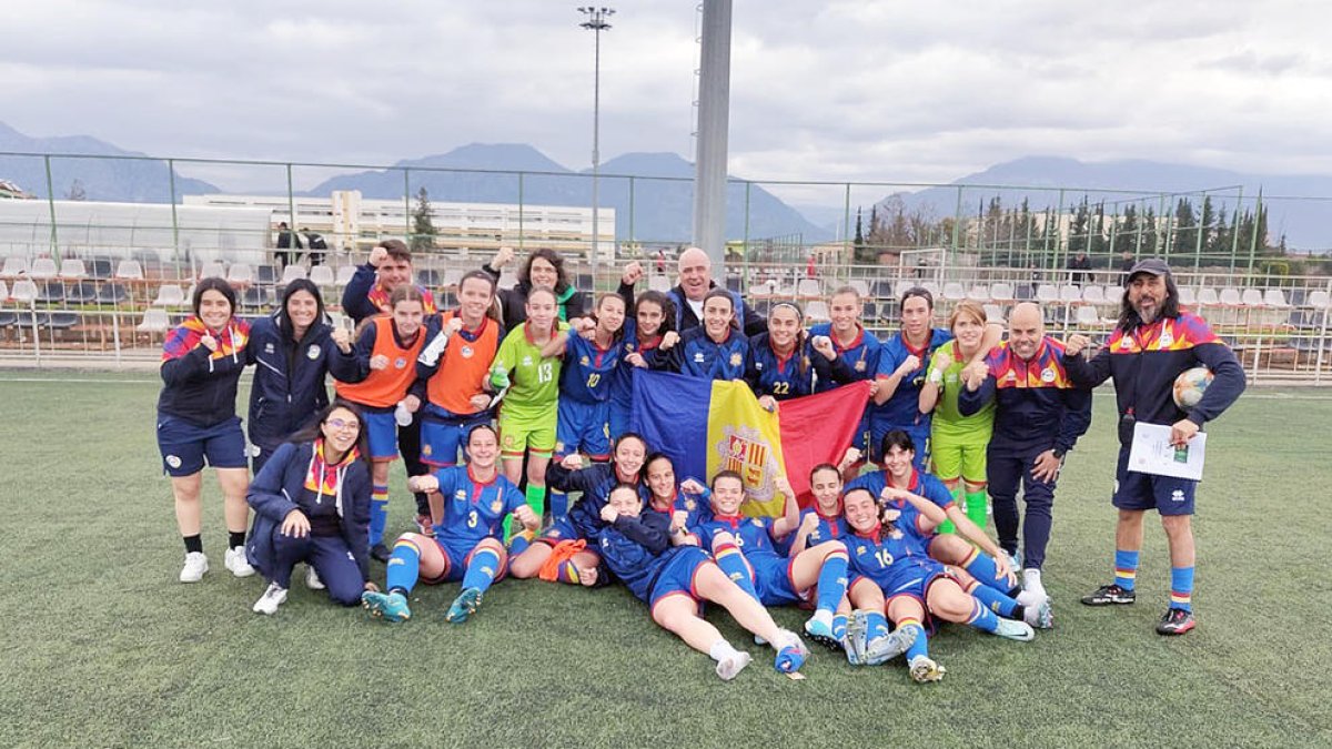 Les jugadores de la sub 16 celebrant el triomf.