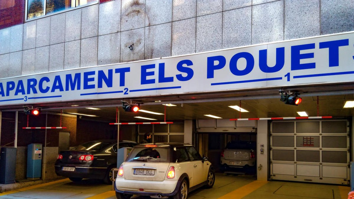 Vehicles accedint a l'aparcament dels Pouets quan es preparava per a la reobertura.