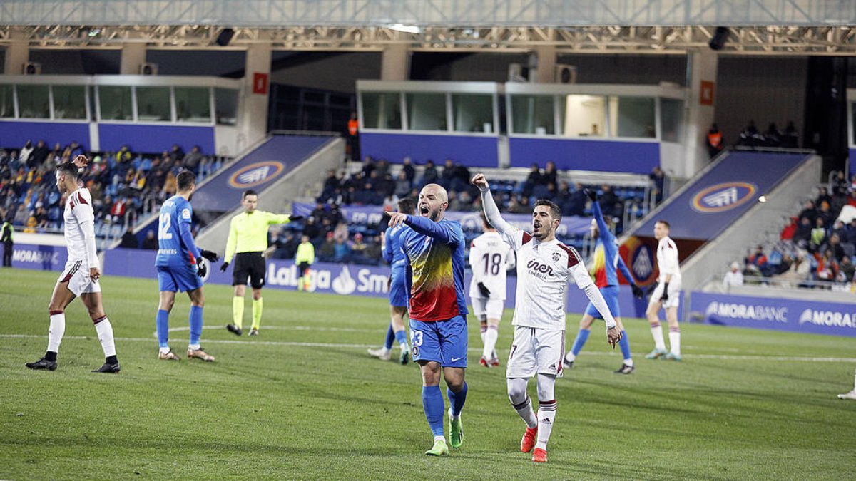 Alende protestant en un duel d'aquest curs.