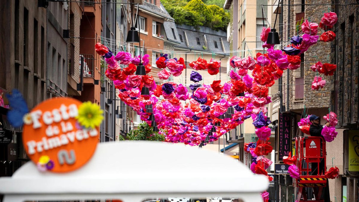 El carrer Callaueta es vesteix de nou amb flors.