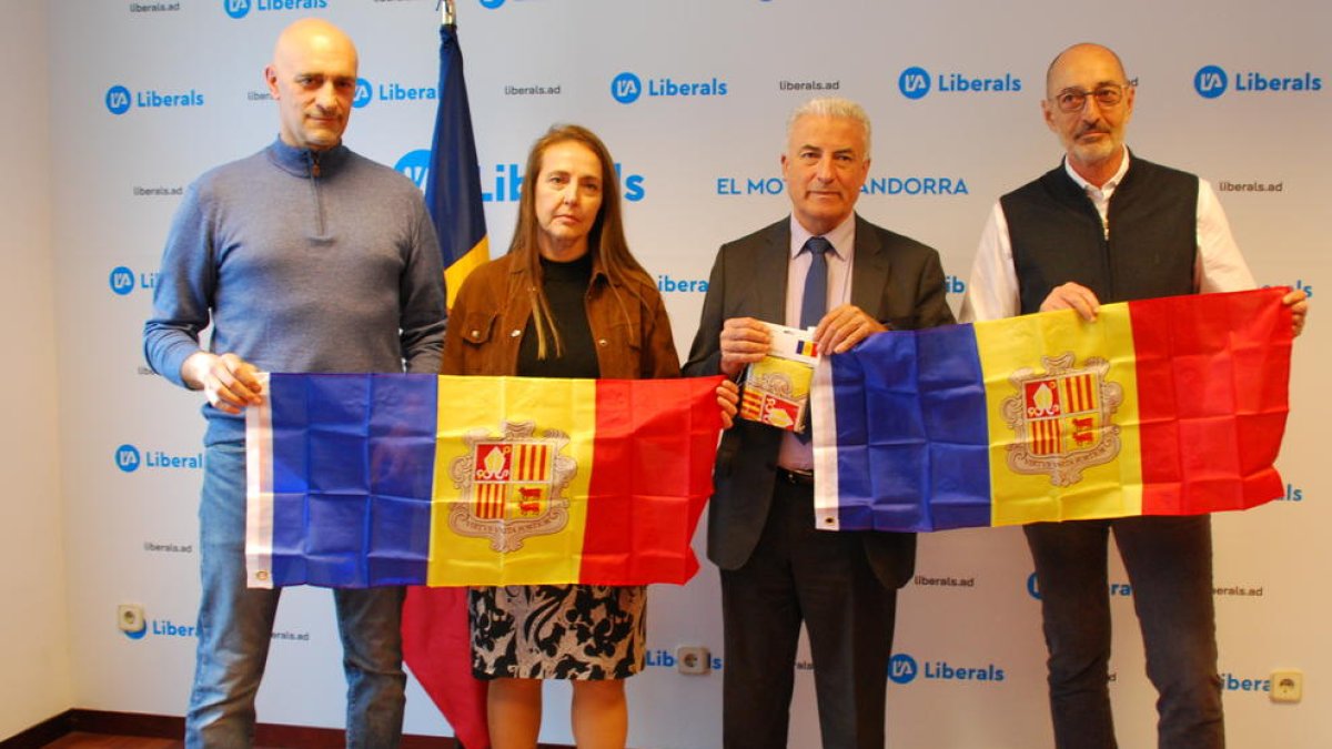 Presentació de l'acció de liberals 'Cap balcó sense bandera'