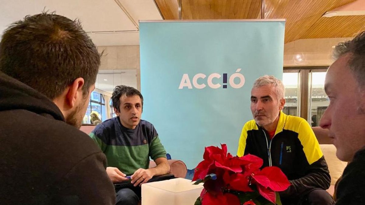 Mohamed Taouil i Marc Magallon en una jornada de treball a Acció