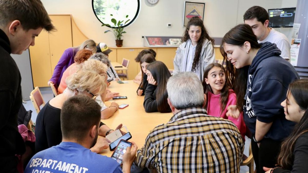 Taller intergeneracional entre joves i gent gran d'Encamp