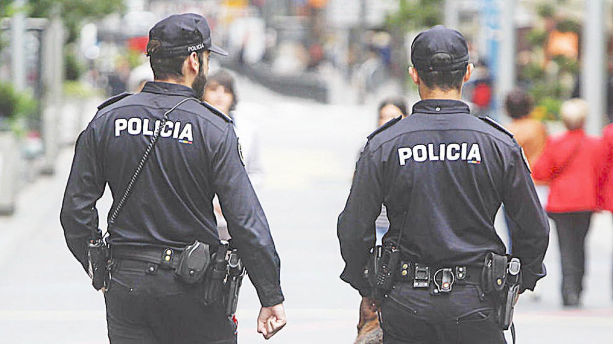 Dos agents de policia patrullant al carrer.