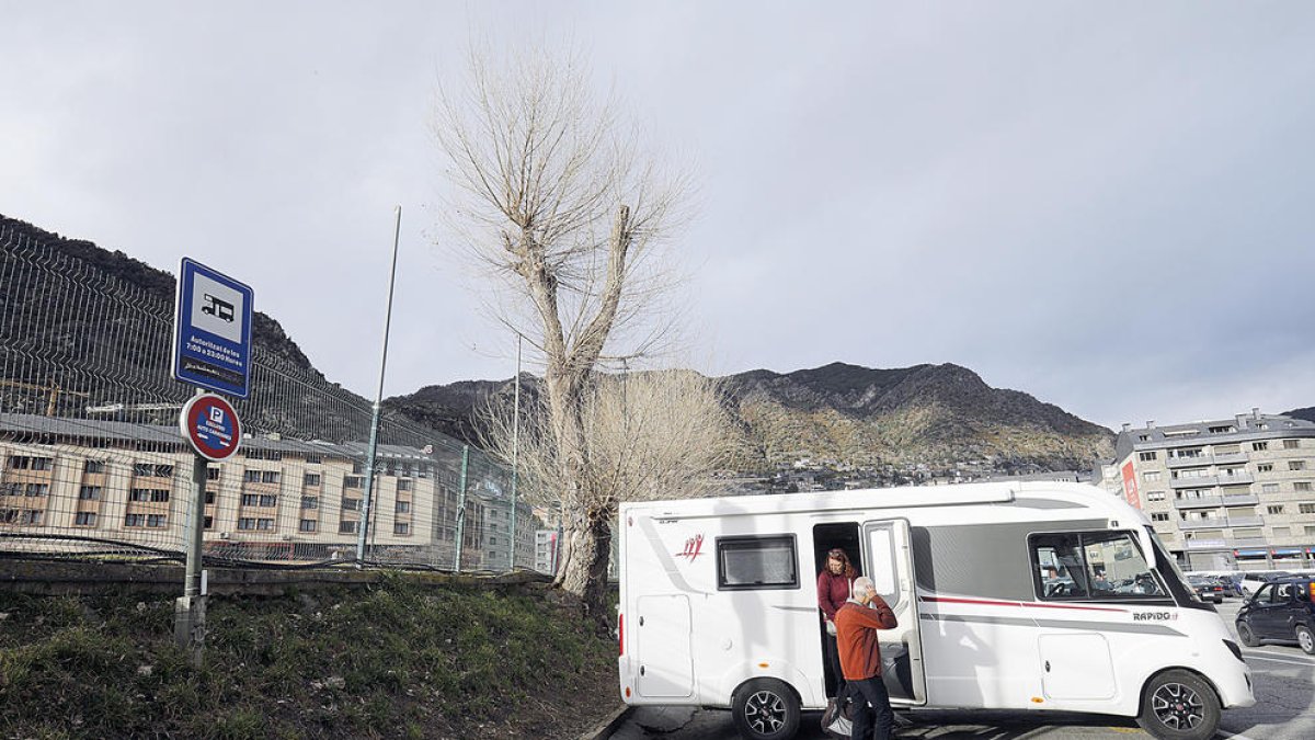 Autocaravanes estacionades ahir a l'aparcament del Parc Central.