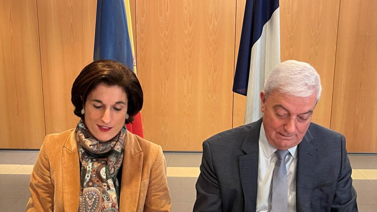Sophie Garcia i Gerard Cadena van firmar l'acord de cooperació.
