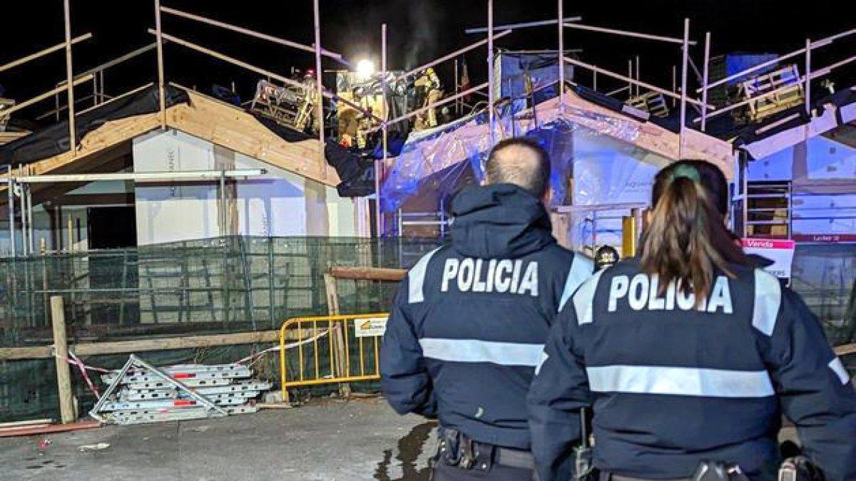 La policia al lloc de l'incendi.
