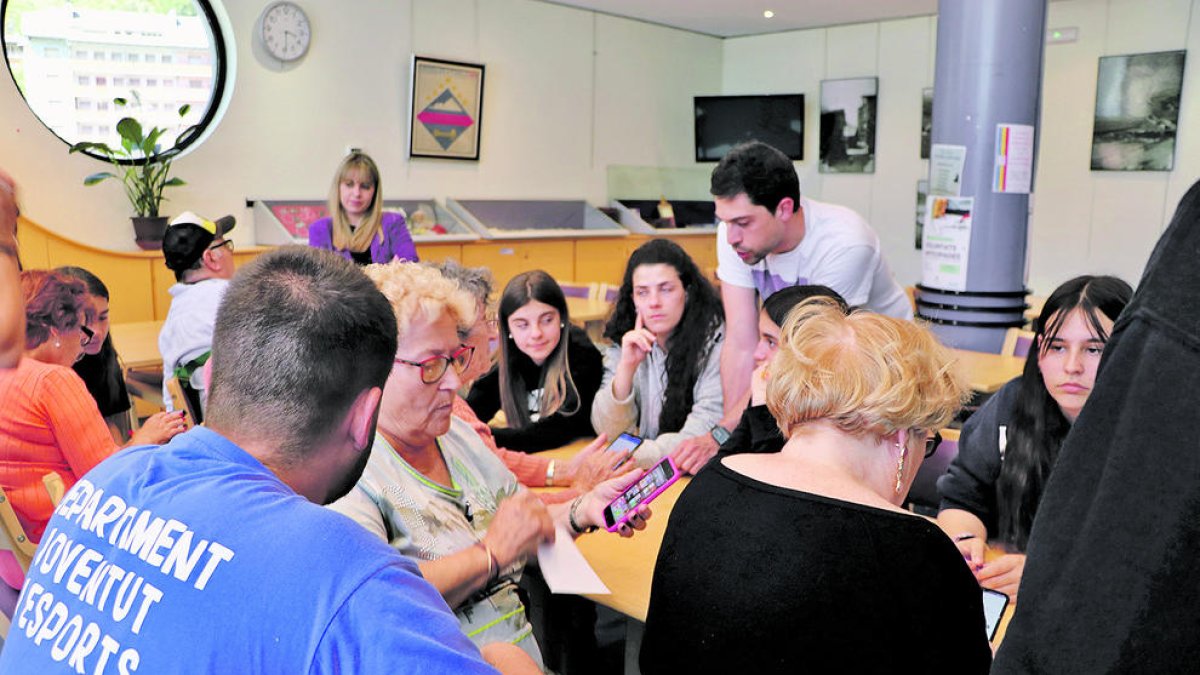 Joves i gent gran durant el taller.