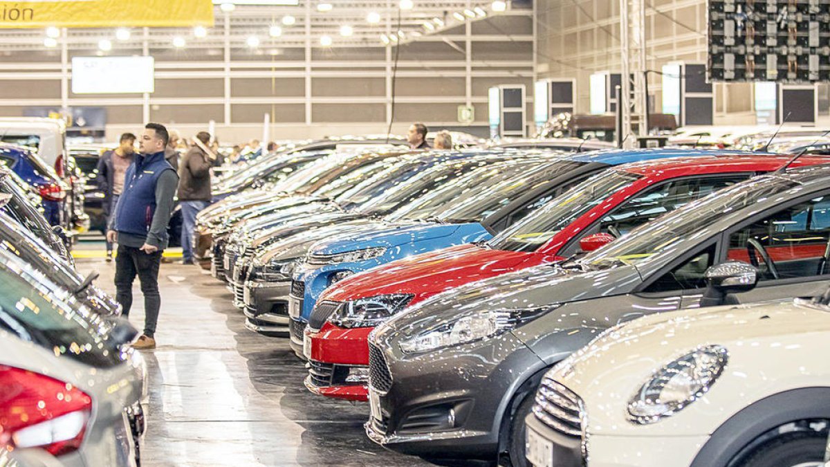 Vehicles de diferents marques a la Fira d'Andorra la Vella.