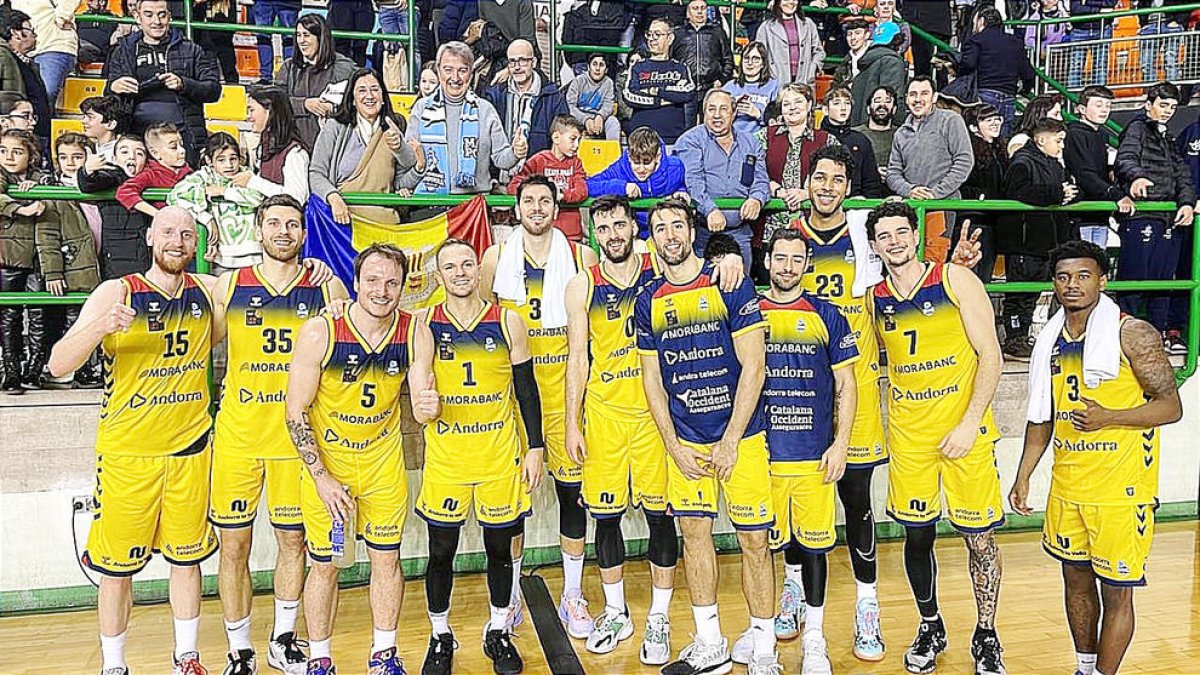 Els jugadors del MoraBanc Andorra celebren la victòria a la pista del Club Ourense Baloncesto.