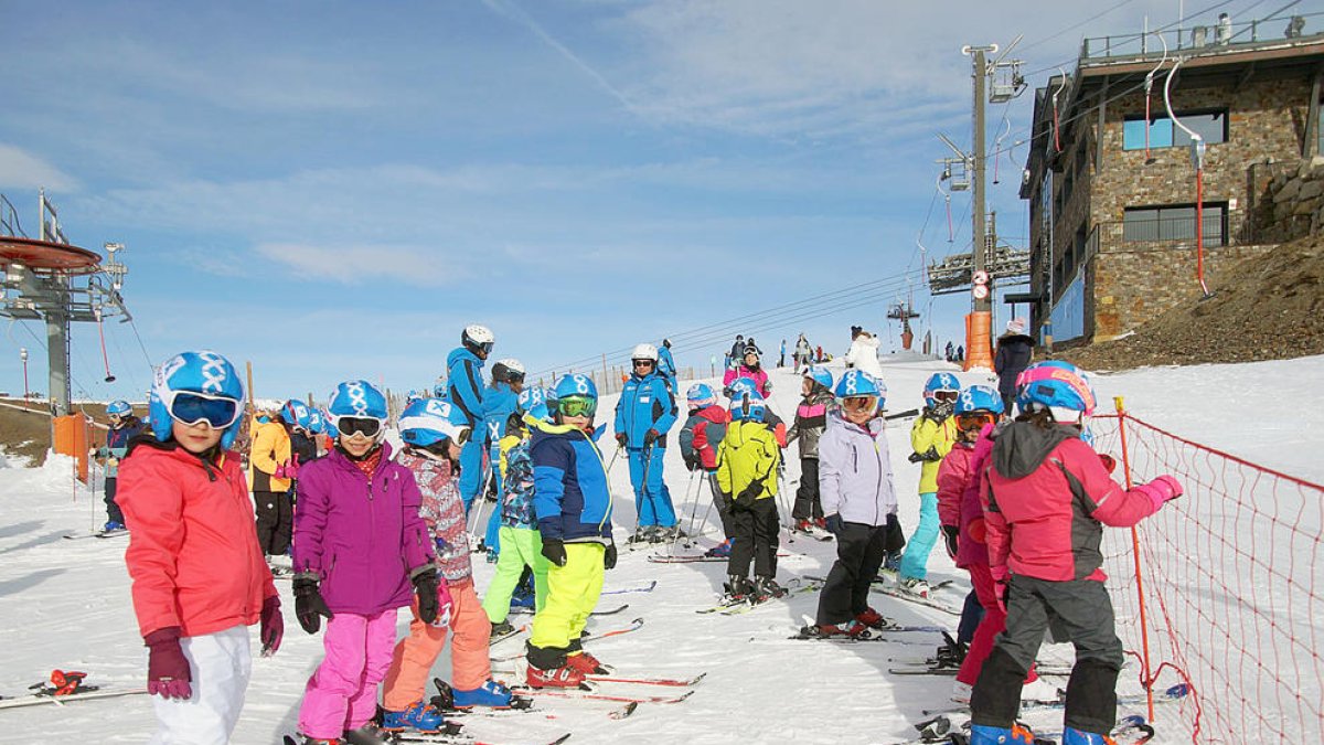 Un dels grups de l'escola de neu.