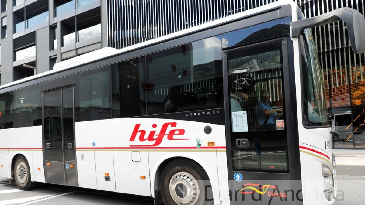 Un autobús d'Hife avui pel carrer Prat de la Creu de la capital