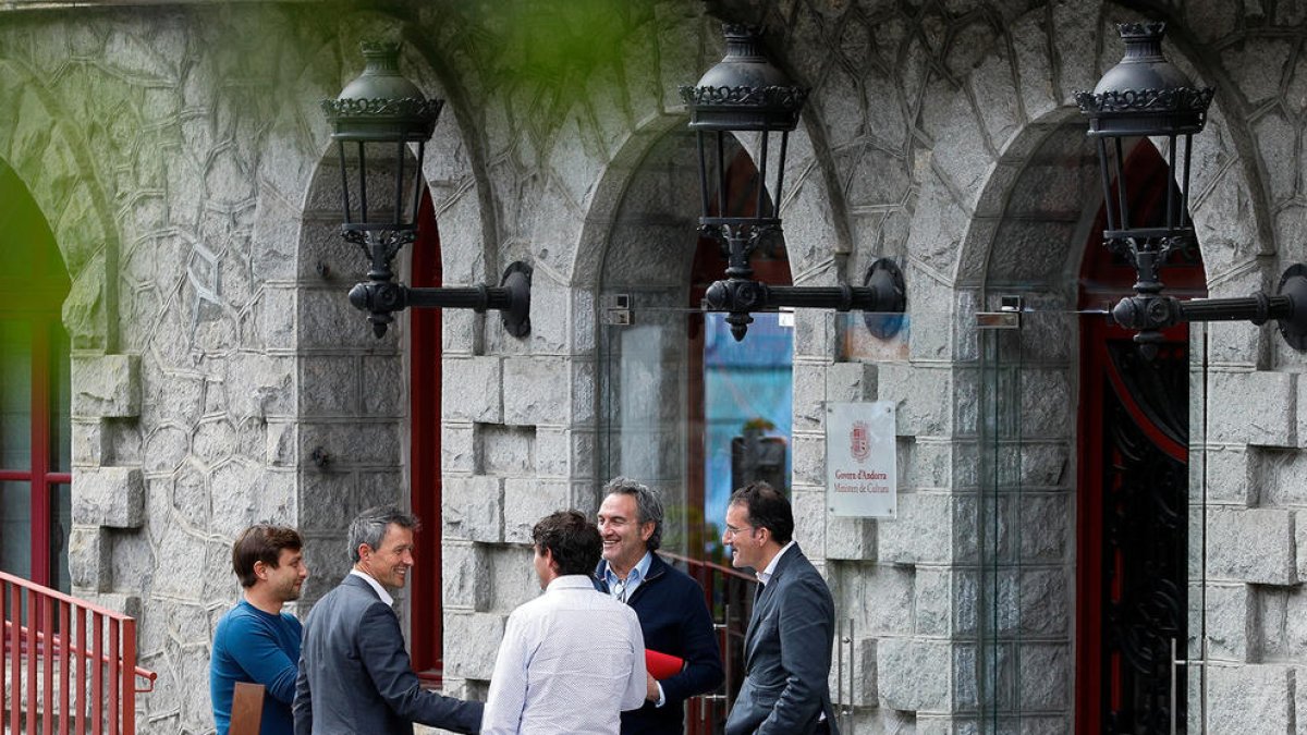 David Astrié i Justo Ruiz, amb representants de l'FC Andorra.