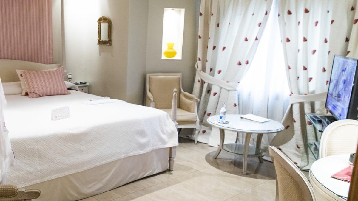 Una habitació d'un hotel de cinc estrelles.
