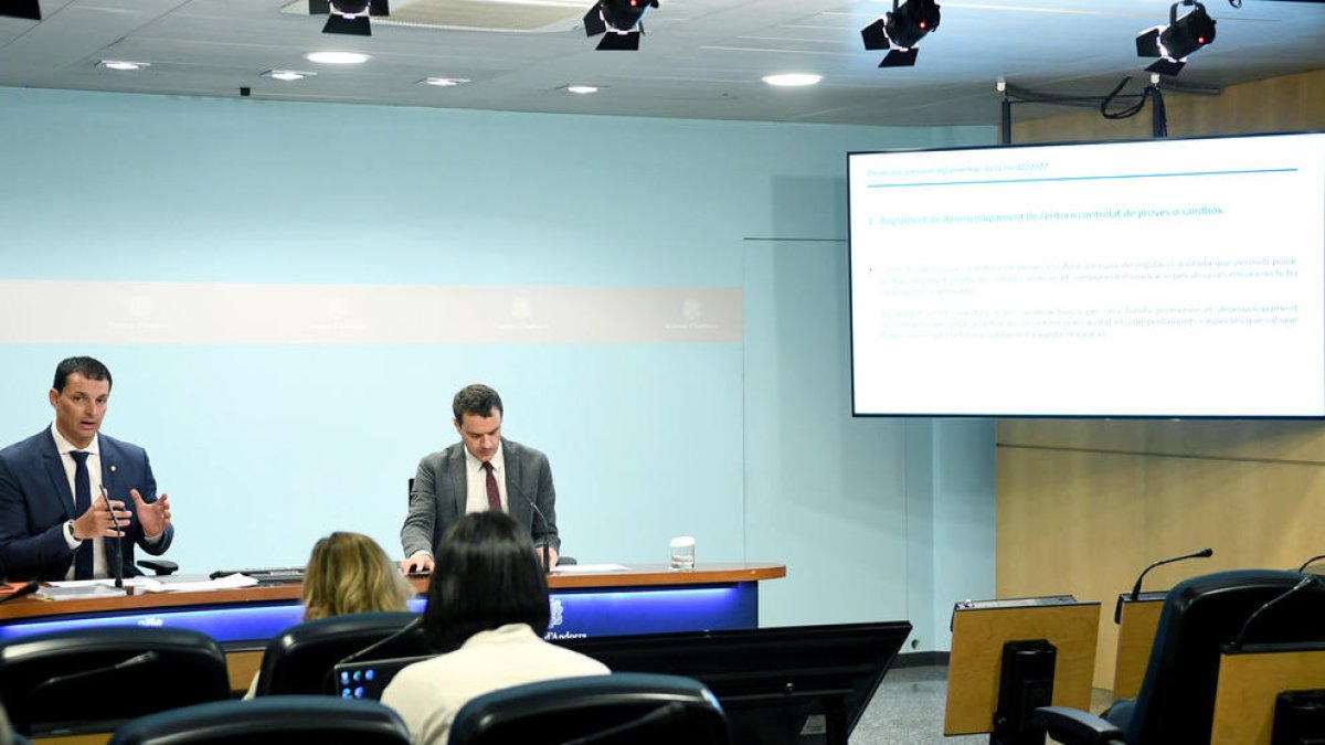 Gallardo i el secretari d'Estat en funcions Marc Galabert, ahir.