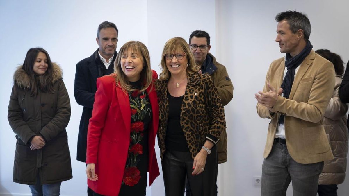 La presidenta de l'ADA, Mònica Codina, amb Conxita Marsol, cònsol de la capital quan es van cedir els espais d'Encaix