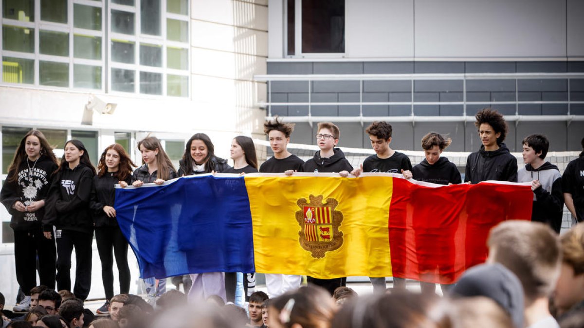 Cant de l'himne d'Andorra per alumnes de l'escola Andorrana