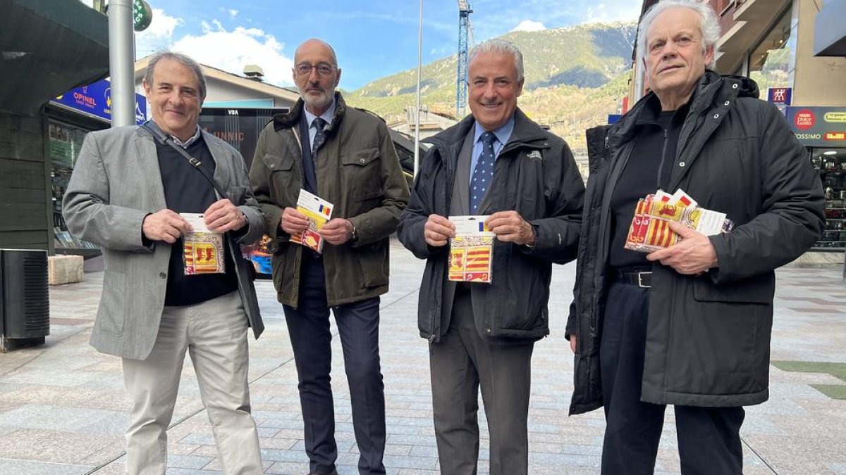 Integrants de Liberals amb les banderes que han repartit avui