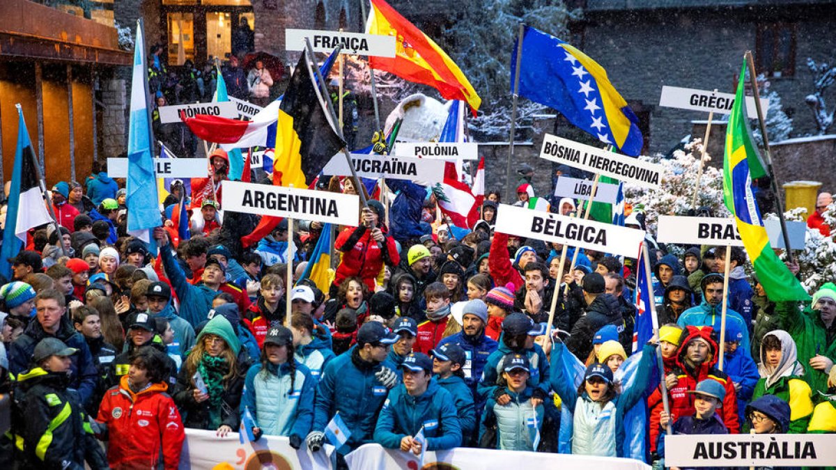 Desfilada de les delegacions a la plaça Major d'Ordino.