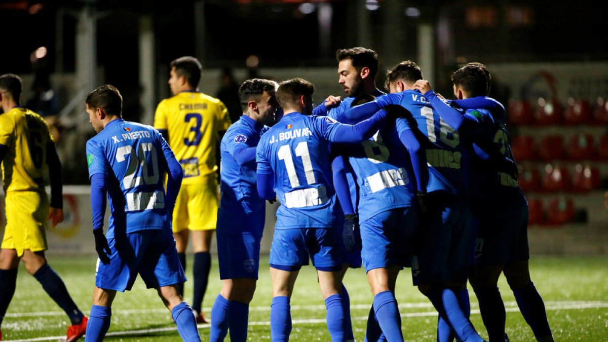 Els jugadors de l'Atlètic Escaldes celebrant un gol contra l'FC Pas de la Casa, diumenge a la Borda Mateu.