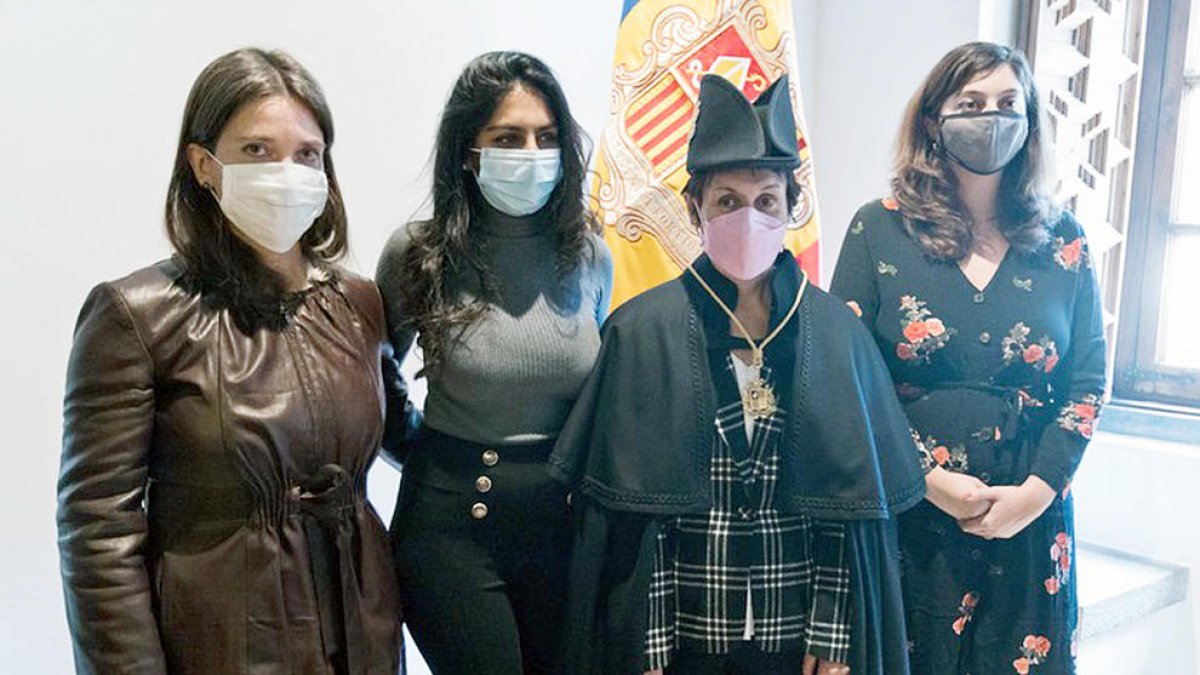 Les inspectores el dia del jurament amb la cap i la síndica general, Roser Suñé, el novembre del 2021.