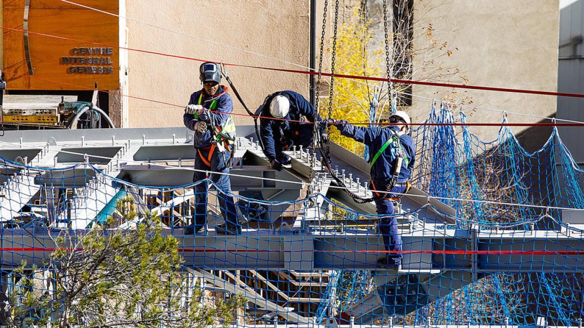 Uns operaris treballant en una construcció.