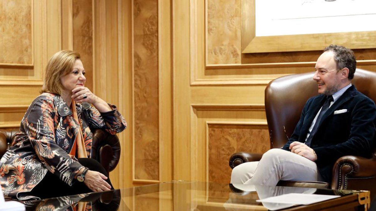 Xavier Espot durant la trobada amb Cristina Gallach.
