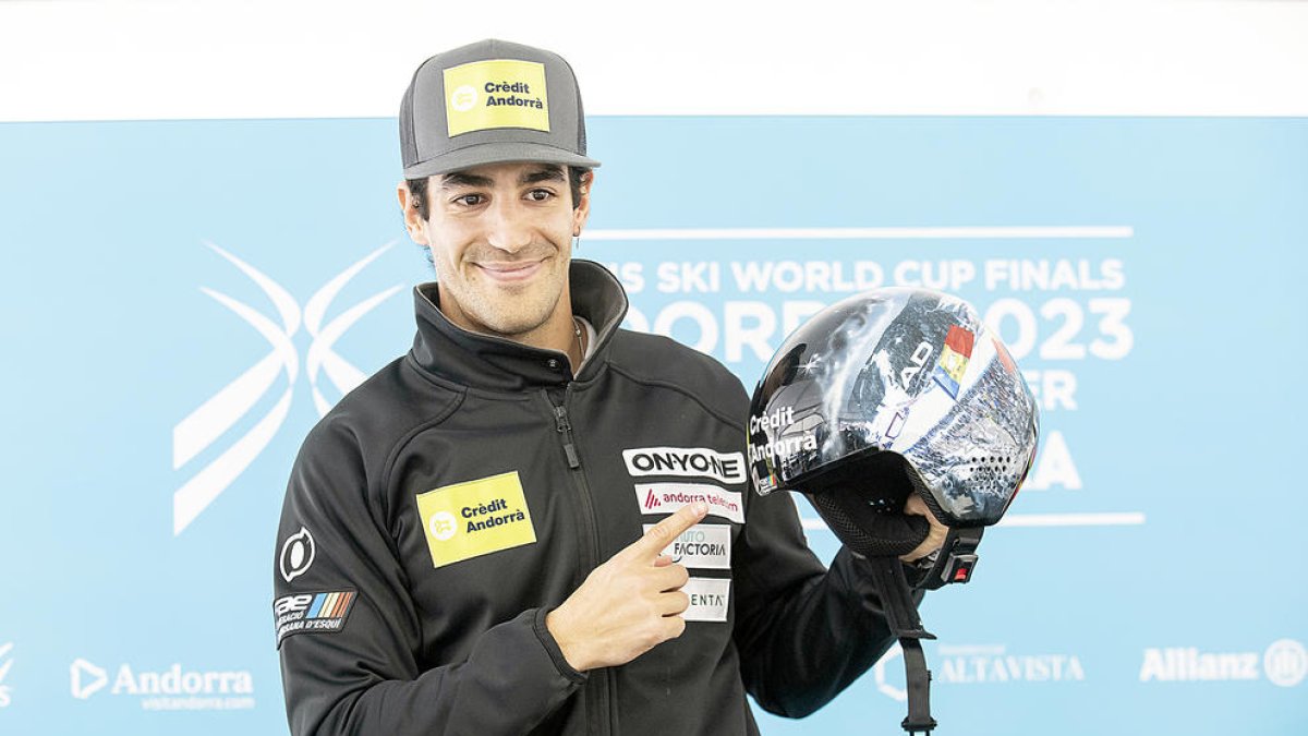 L'esquiador Joan Verdú mostrant el casc especial que lluirà dissabte a la pista de l'Avet de Soldeu.