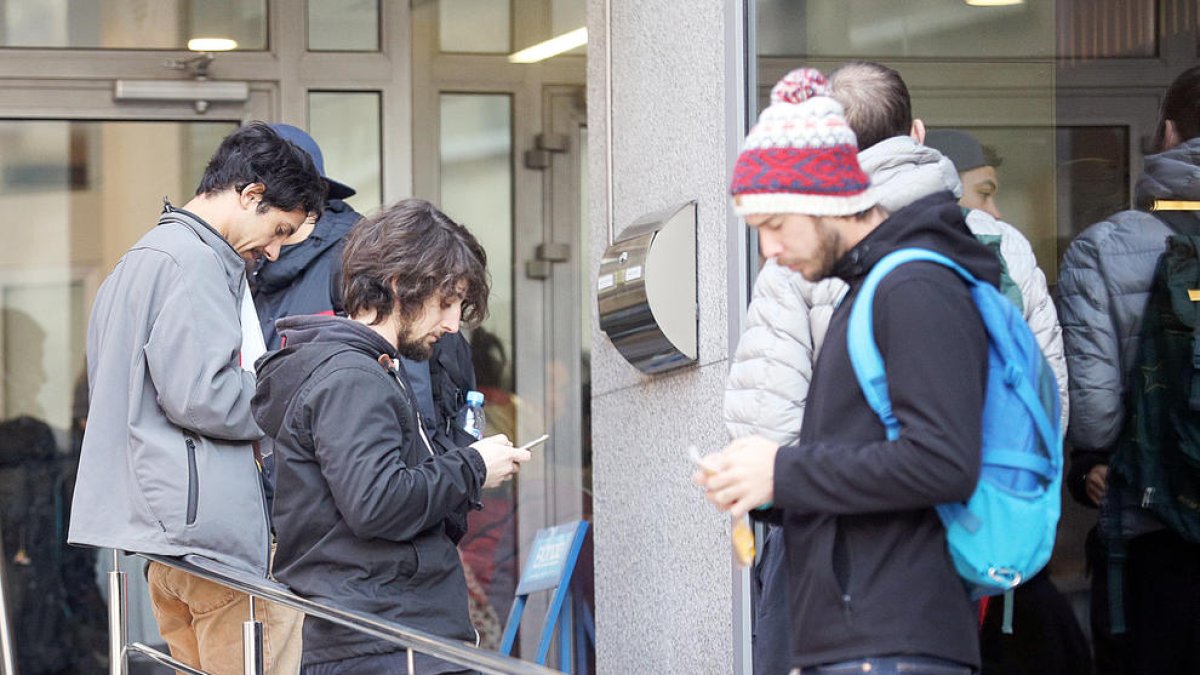 Un grup de persones fent cua al servei d'Immigració.