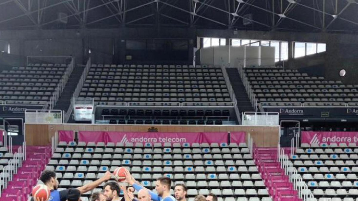 Els jugadors del MoraBanc Andorra, a punt per al gran dia al Poliesportiu.