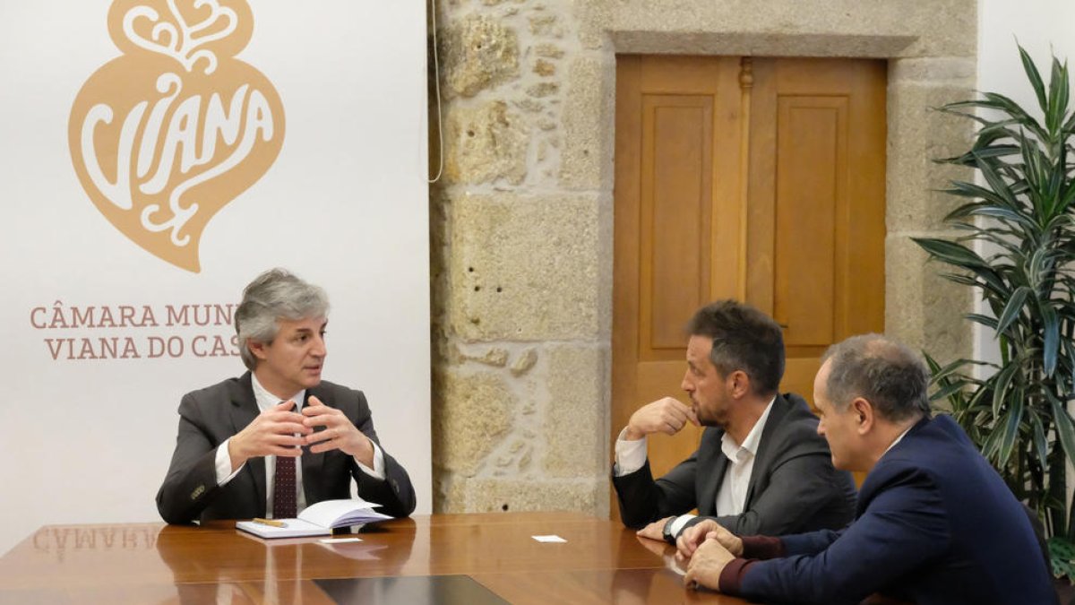 Pere López en una reunió en la visita que està fent a la zona de l'Alto Minho a Portugal