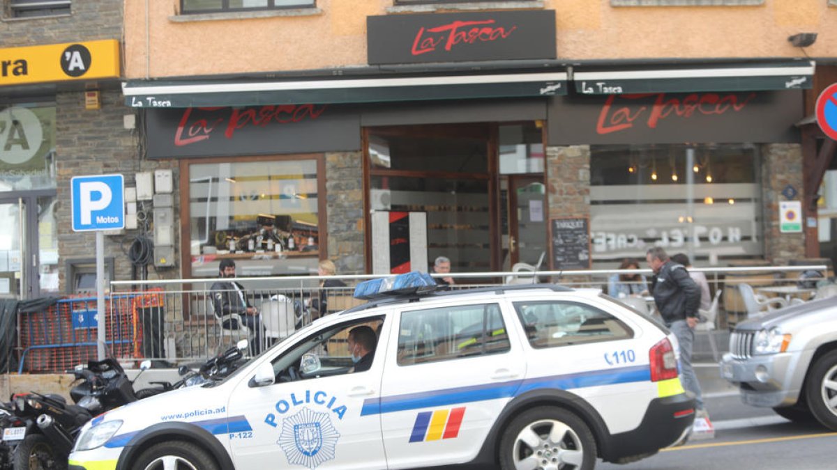 Un cotxe de policia al Pas de la Casa.