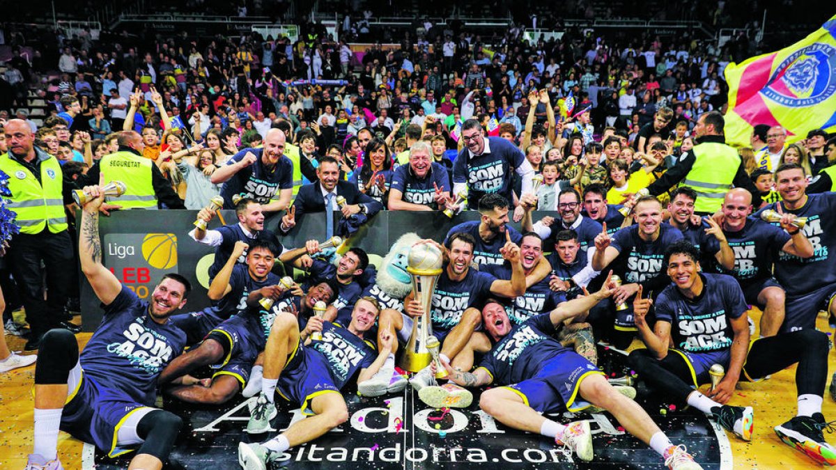 El jugadors celebrant l'ascens.