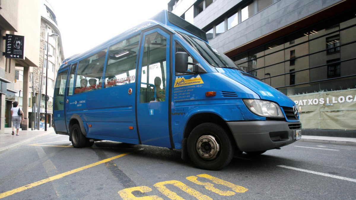 Un autobús de La Hispano Andorrana de la línia comunal de la capital