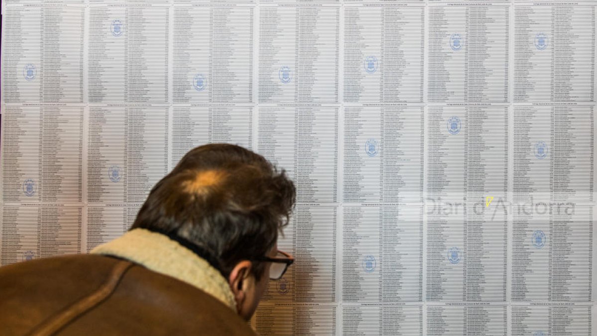 Un votant consulta el cens de les generals del 2019