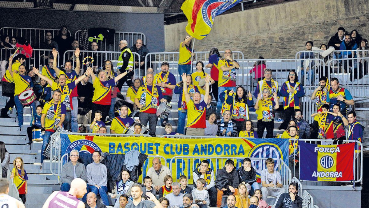 Afició tricolor al Poliesportiu.