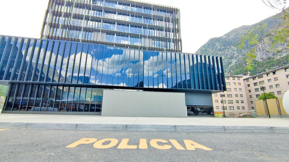 Estacionament reservat per a la policia davant de la seu de la Justícia.