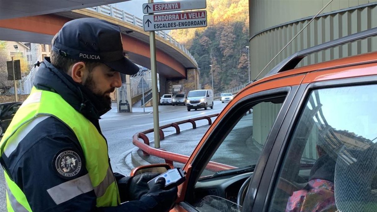 Un policia fent un control d'alcoholèmia