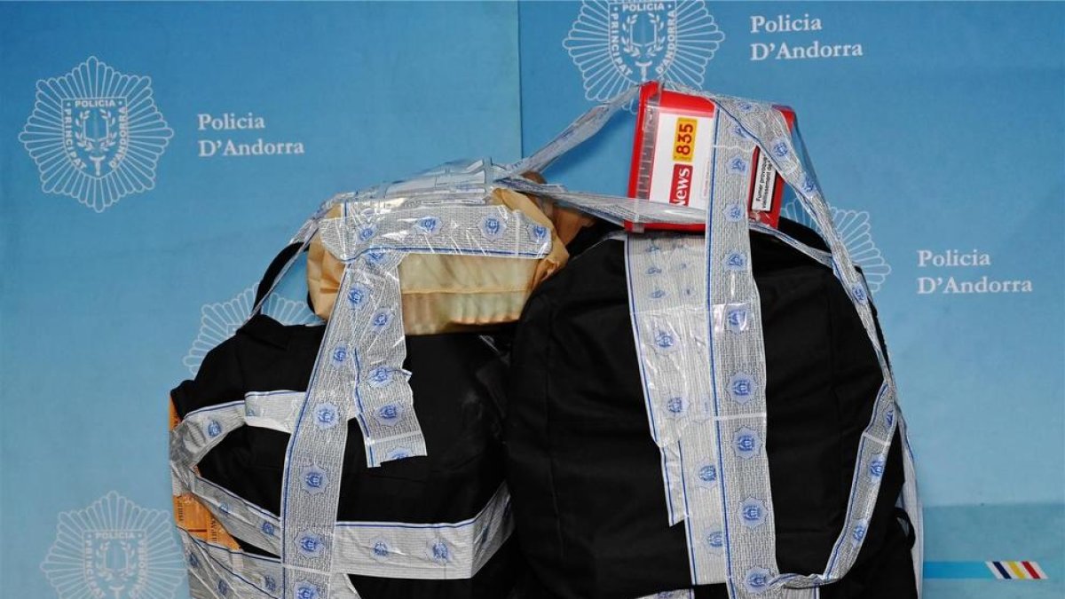 Els 200 cartrons de tabac de contraban localitzats per la policia