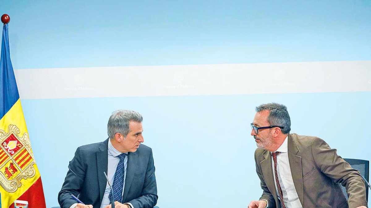Els ministres Cesar Marquina i Víctor Filloy durant la roda de premsa d'ahir.