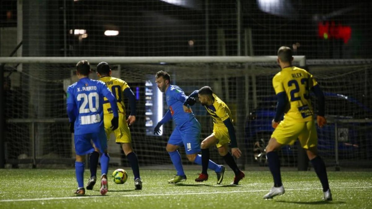 L'Atlètic Escaldes contra l'FC Pas de la Casa en el partit de diumenge a la Borda Mateu